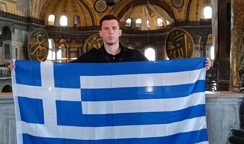 Ayasofya'da Yunan Bayrağı Açan Yunan Turiste Tepki