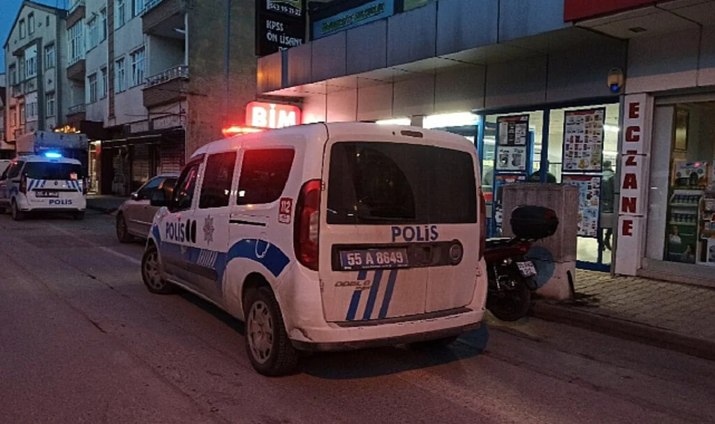 Bafra'da Bir Genç, Tartıştığı Market Müdürünü Bıçakladı