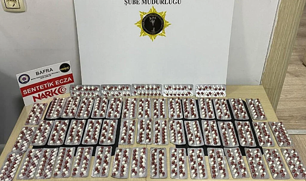 Bafra'da valizinde yüzlerce sentetik ecza hapı taşıyan şüpheli tutuklandı