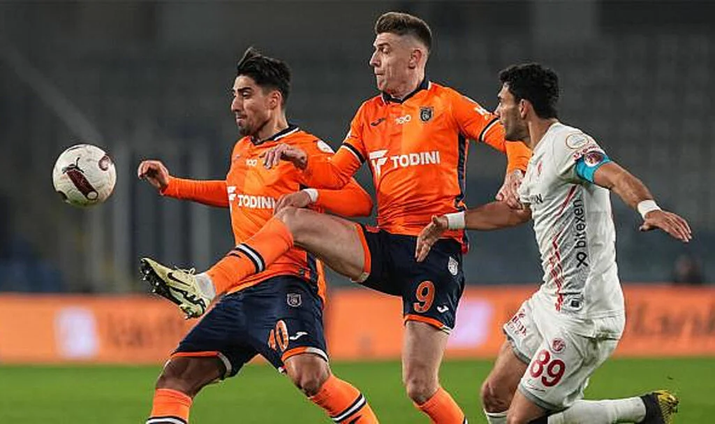 Başakşehir, Antalyaspor karşısında son dakikada güldü