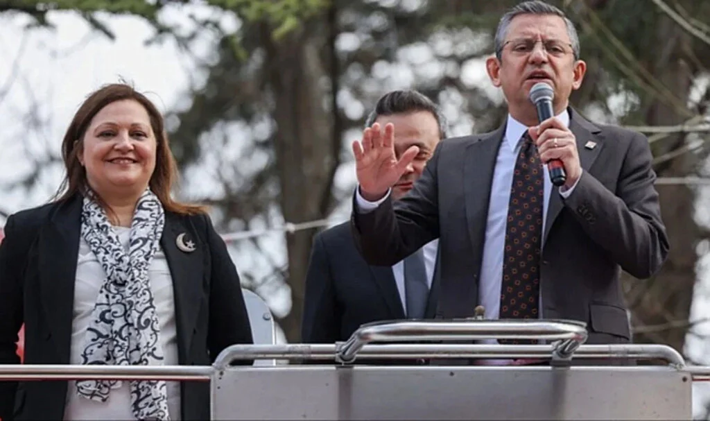 'Belediye kapıları DEM Parti hariç herkese açık' demişti! CHP lideri Özel o başkan adayının sözlerini düzeltti