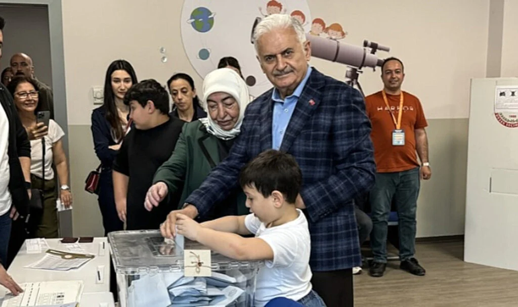 Binali Yıldırım Oyunu Tuzla'da Kullandı, Torunları da Eşlik Etti