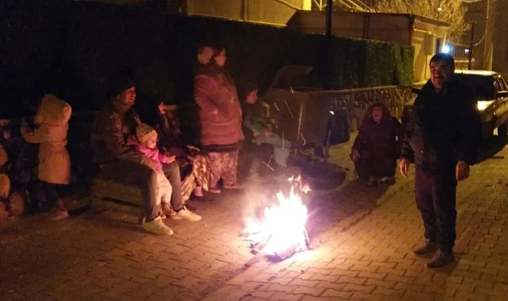 Çanakkale'deki deprem panik yarattı! Vatandaşlar sokaklara indi