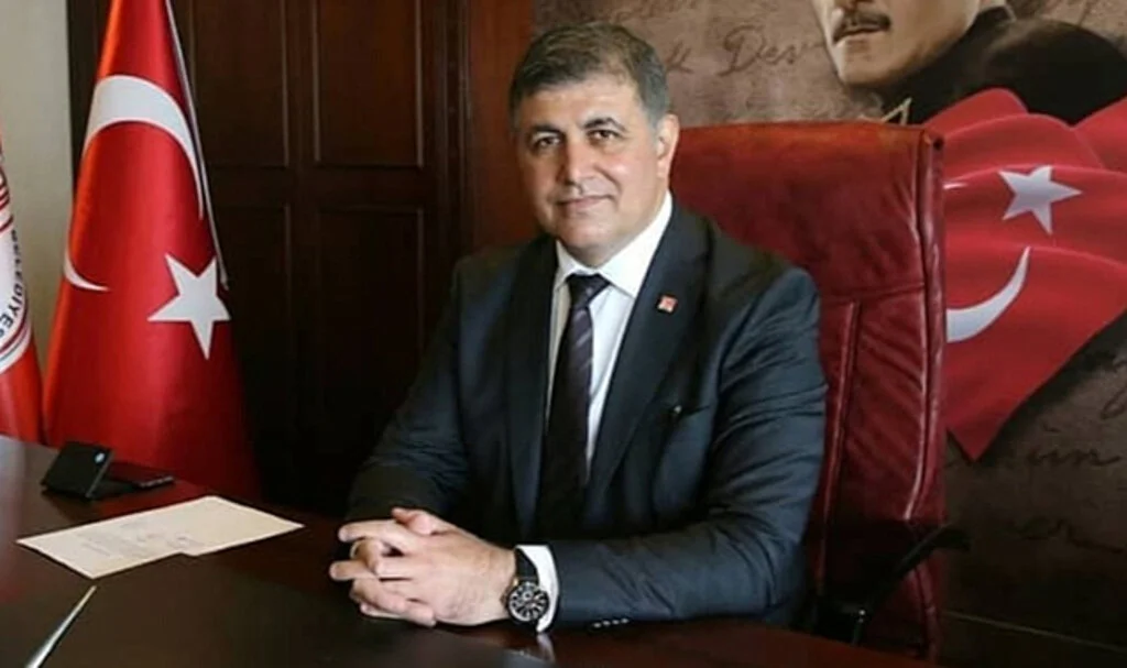 Cemil Tugay'dan İzmir'de Seçim Zaferi Kutlaması