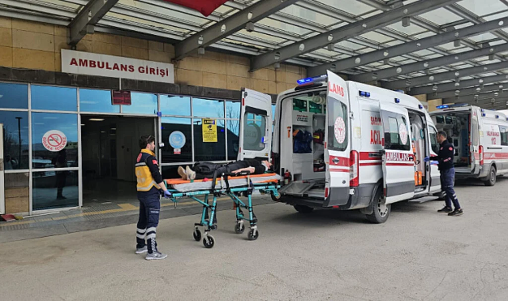 Çorum'da otomobil şarampole devrildi! 4 yaralı