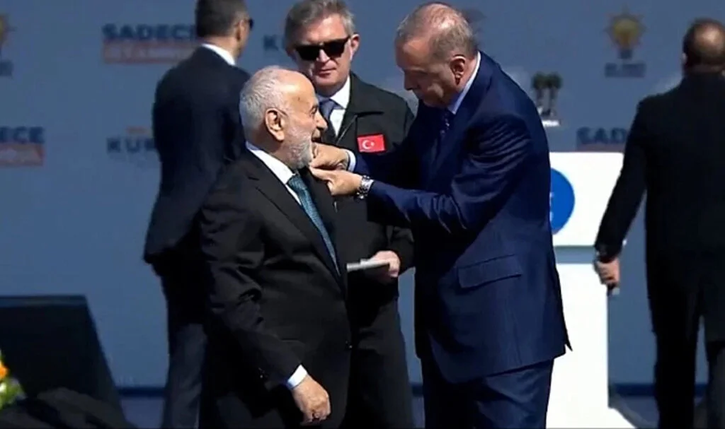 Cumhurbaşkanı Erdoğan, Suat Pamukçu'ya Rozet Takarak AK Parti'ye Geçişini Onayladı!