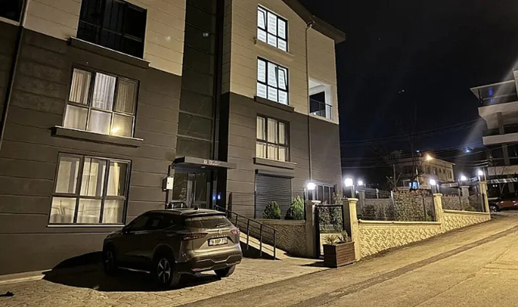 Deprem Paniğinde Camdan Atlayan Kişi Hayatını Kaybetti