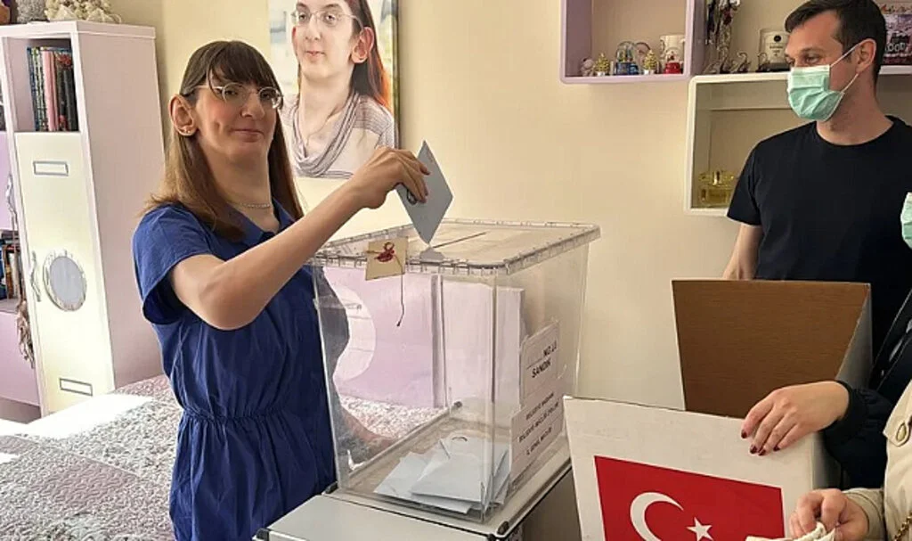 'Dünyanın En Uzun Kadını' Rumeysa Gelgi, Seçim İçin Oyunu Kullandı
