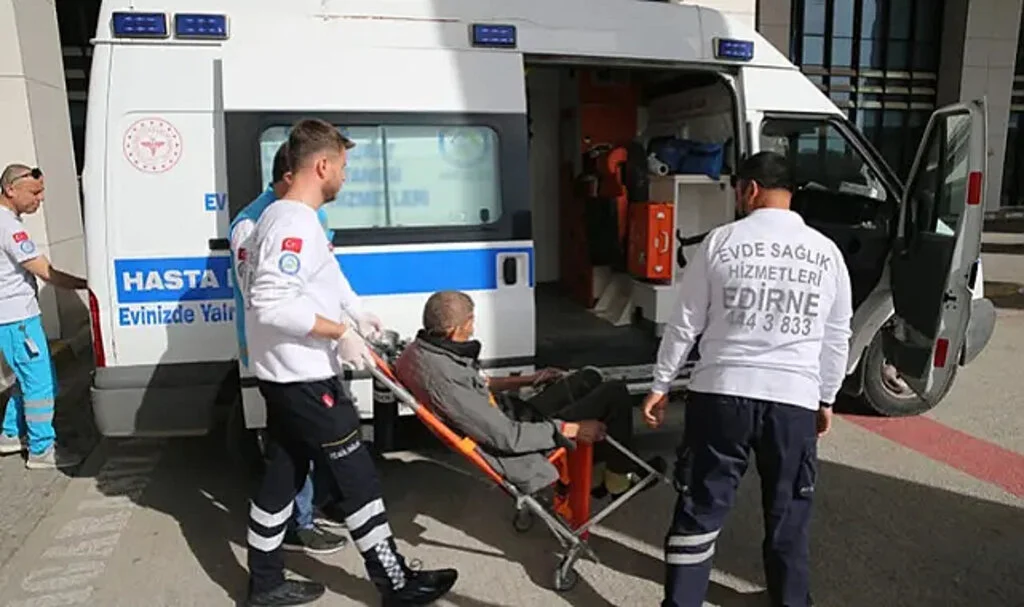 Engelli ve Hasta Seçmenler, Mahalli İdareler Genel Seçimleri'nde Oylarını Kullanıyor
