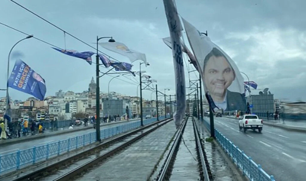  Galata Köprüsü'nde Olay: Seçim Afişi Tele Dolandı, Tramvay Seferleri Etkilendi