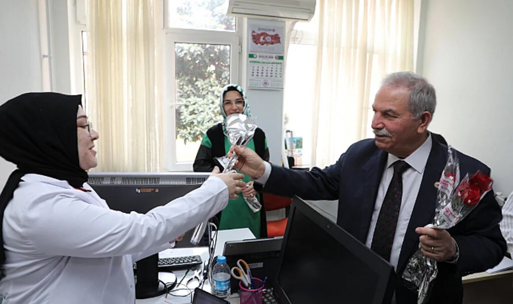 İlkadım Belediye Başkanı Necattin Demirtaş Kadınlar Günü'nü çiçekle kutladı