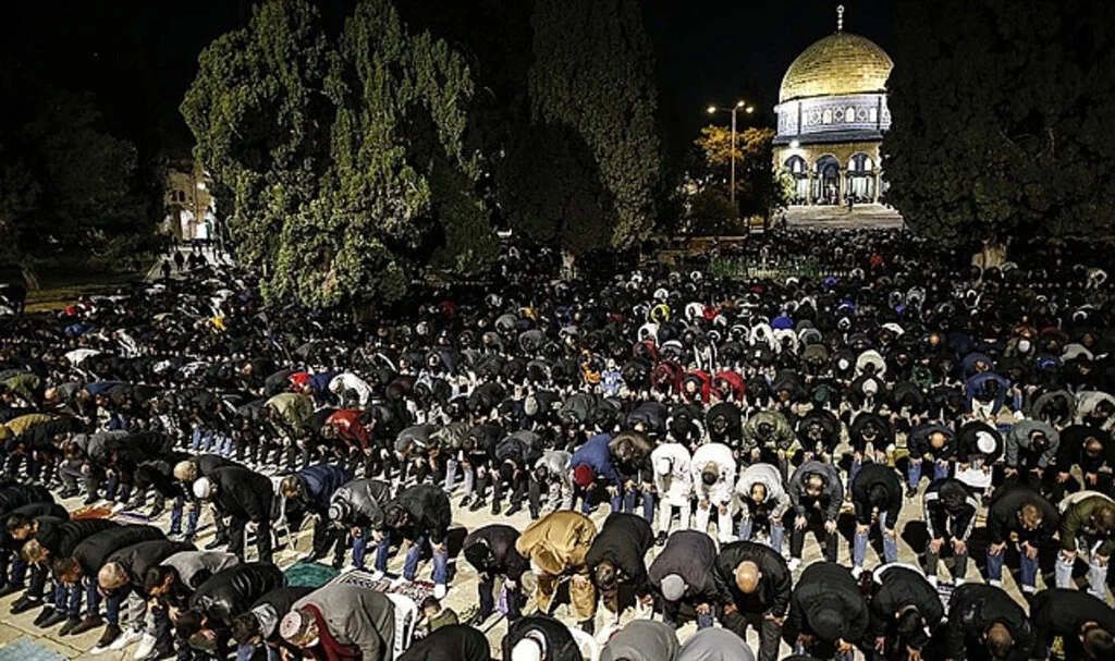 İsrail Kısıtlamalarına Rağmen Mescid-i Aksa'da Teravih Namazı: 35 Bin Müslüman Bir Araya Geldi