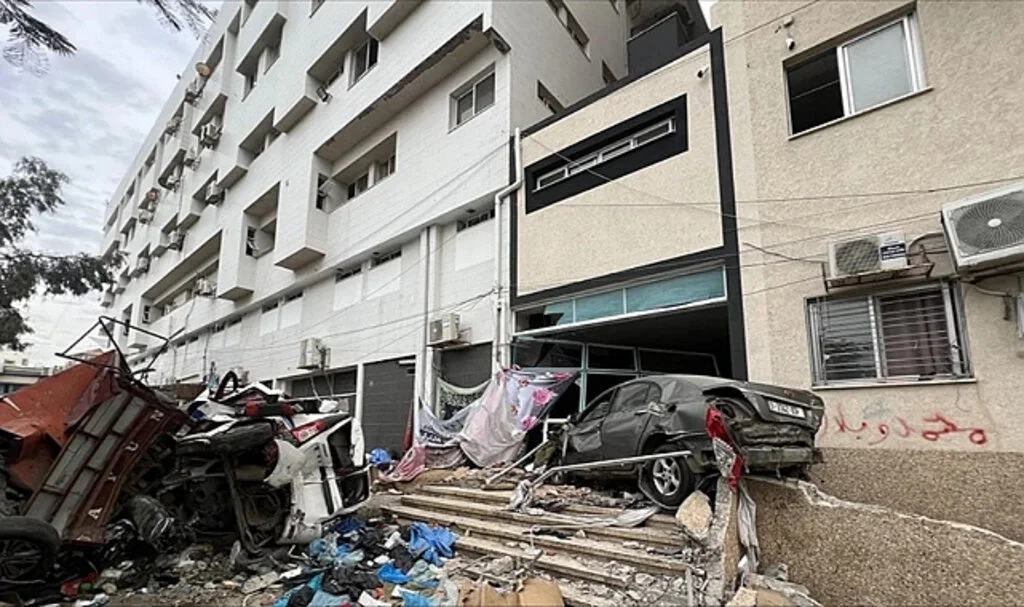 İsrail Ordusu Şifa Hastanesi'ndeki Binayı Havaya Uçurdu