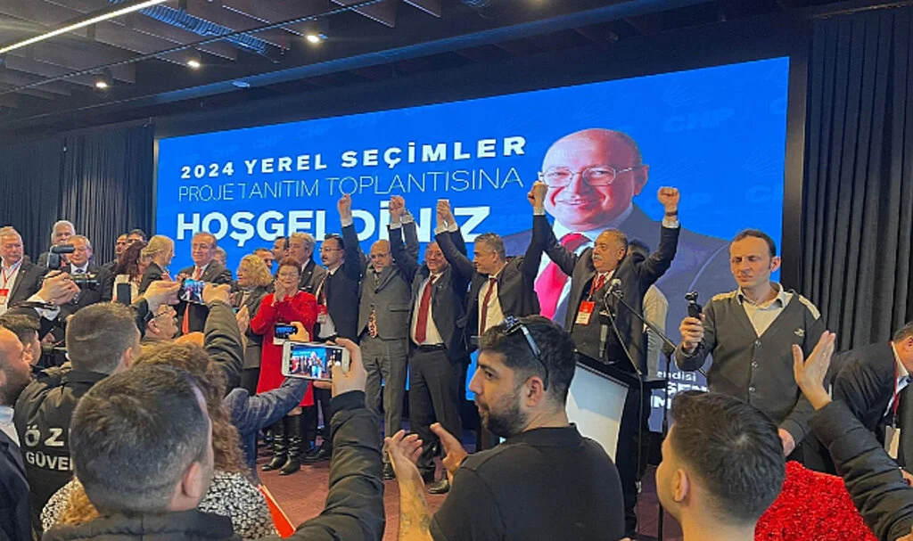 İYİ Parti'den İstifa Eden Erkut Çiftçi, CHP'li Murat Şenel'e Destek Verdi