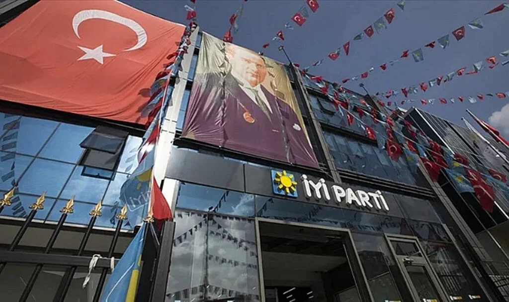 İYİ Partili Eski Milletvekiline Kardeşinden Bıçaklı Saldırı: Tutuklandı