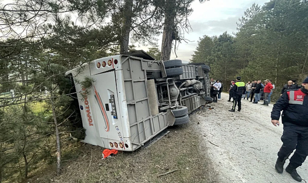 Kayak merkezinden dönen minibüs devrildi! 14 yaralı