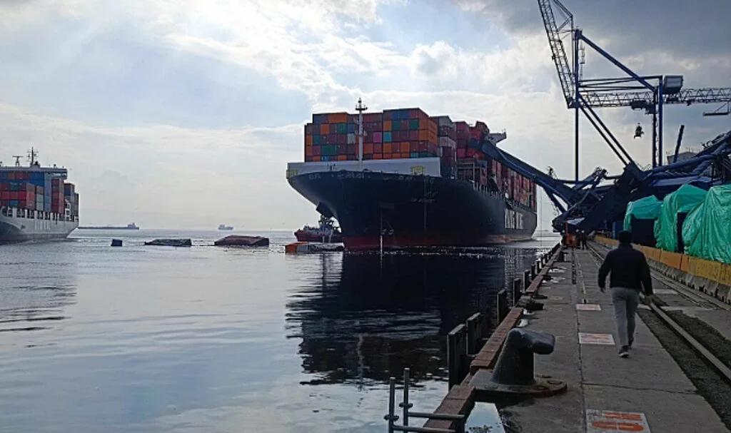 Kocaeli Körfezi'nde Gemi Limana Çarptı: Vinçler Devrildi