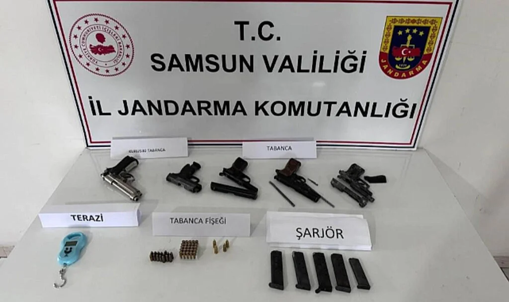 Samsun Çarşamba'da Bir Evde 5 Tabanca Ele Geçirildi