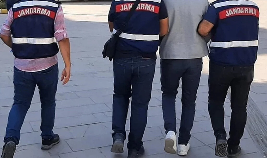 Samsun'da Çatı Katındaki Yatağın Altından Silah ve Mühimmat Çıktı