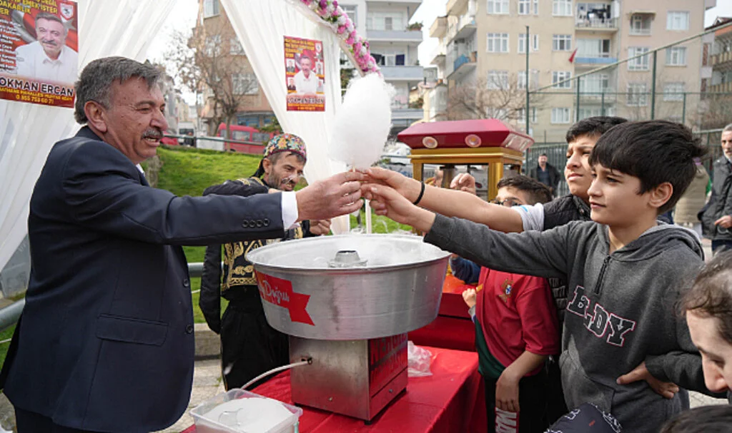 Samsun'da muhtar adayı, çocukları ücretsiz ikramla sevindirdi