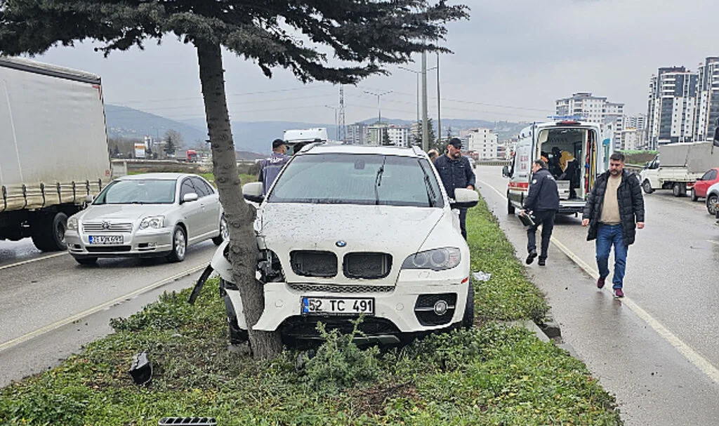 Samsun'da otomobil ağaca çarptı: 1 yaralı