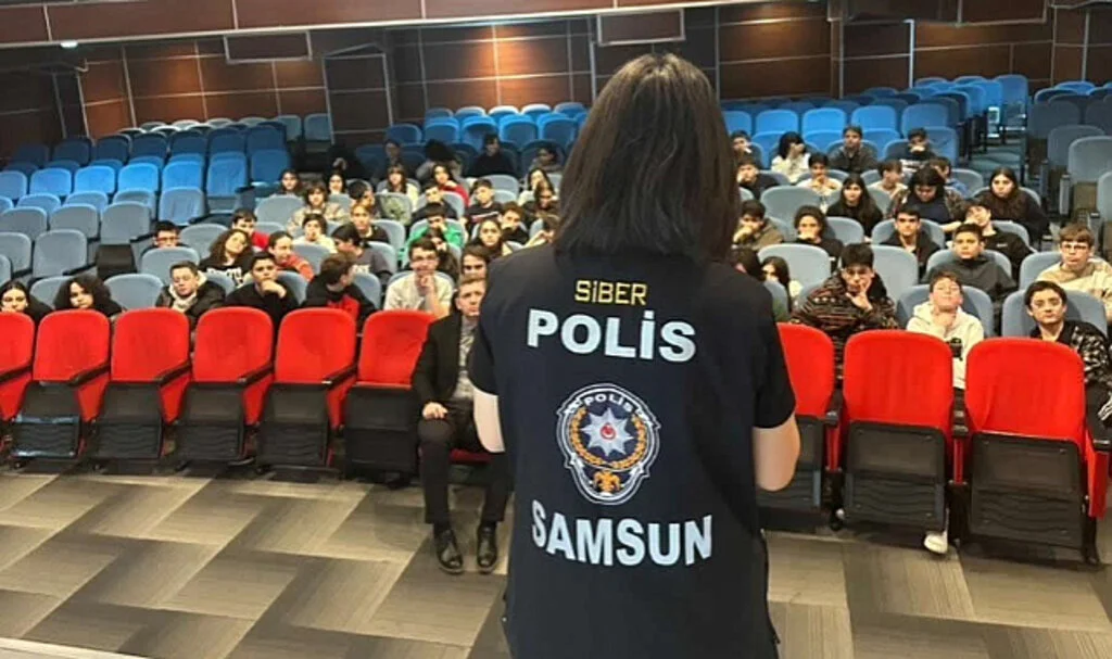 Samsun'da Polisten Öğrencilere Siber Güvenlik Semineri