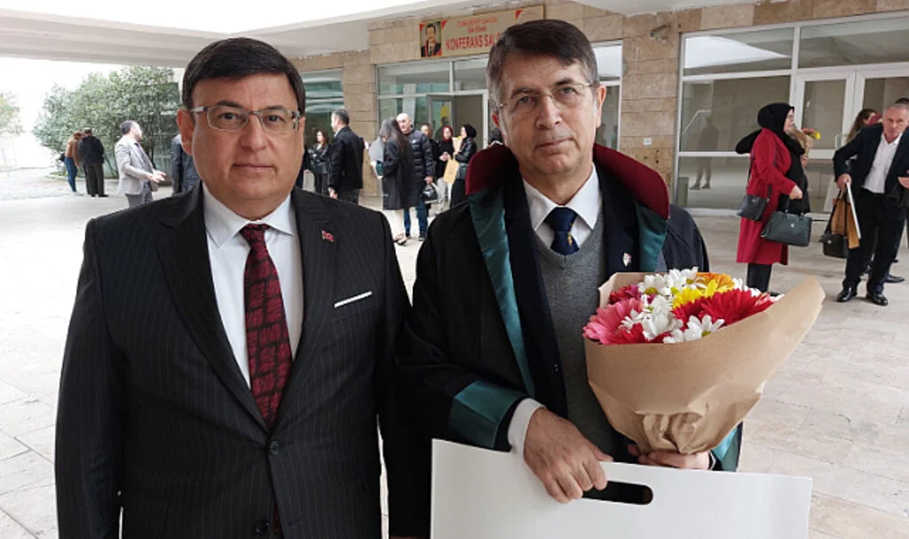 Samsun'da Profesör 64 yaşında avukat cübbesini giydi 