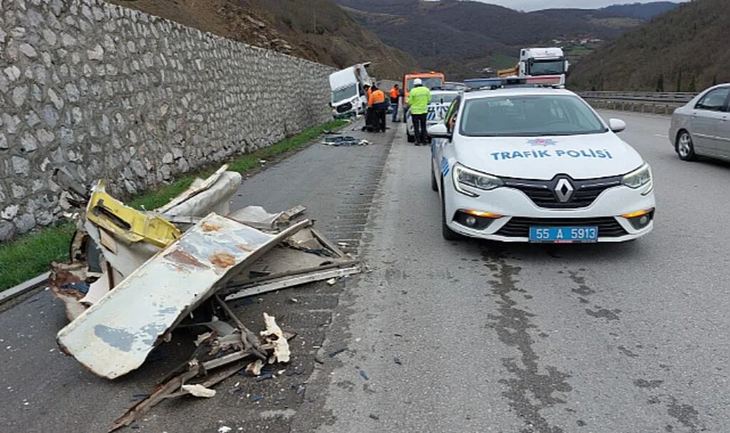 Samsun'da Tırın Biçtiği Kamyonet Kazası: 1 Yaralı