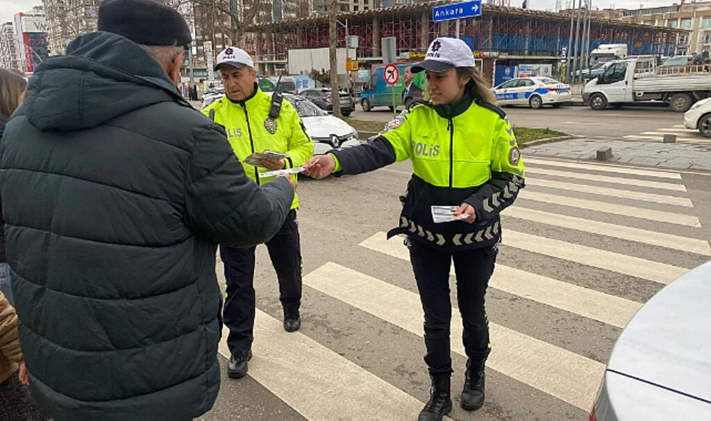 Samsun'da Trafik Bilgilendirme: Trafik Kuralları ve Yaya Önceliği Vatandaşlara Anlatıldı
