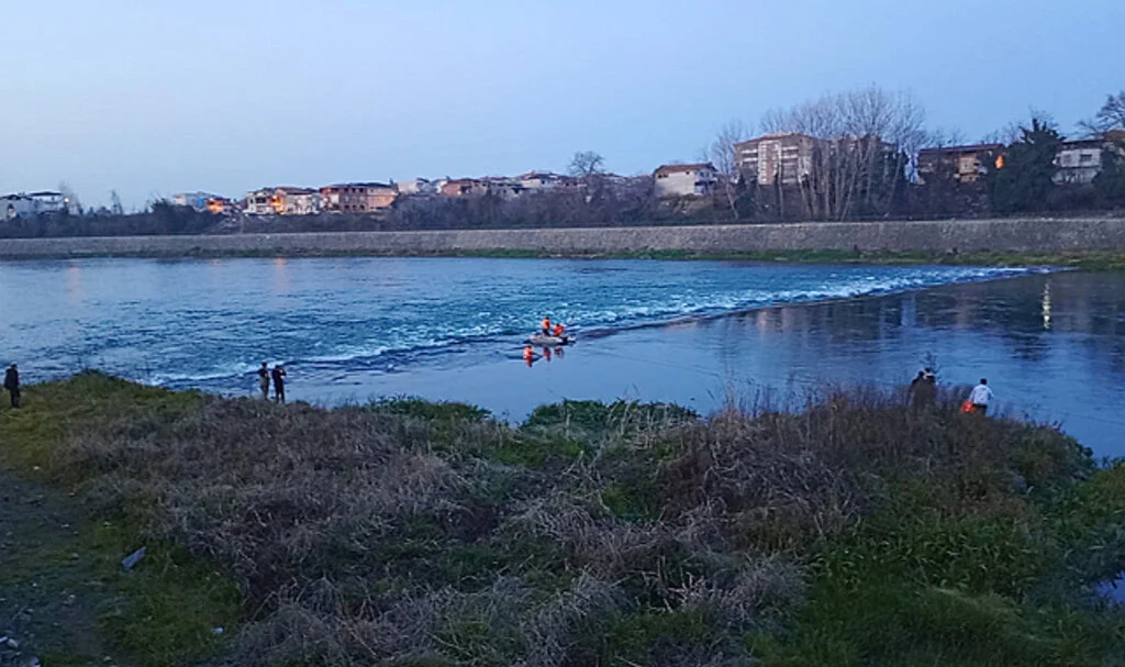 Samsun'da Yeşilırmak'a Çantası düşen Kişi Mahsur Kaldı İtfaiye Ekipleri Kurtardı