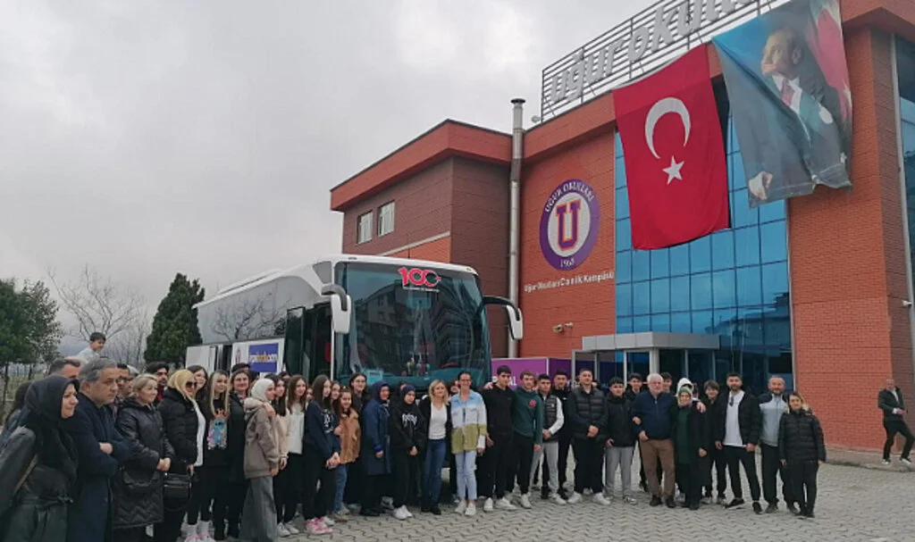 Samsun Uğur Okulları sporcuları Antalya'ya gitti