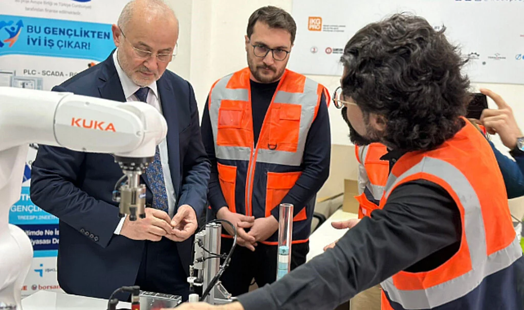 Sanayi ile İstihdam bekleyen gençler arasında köprü kuran proje