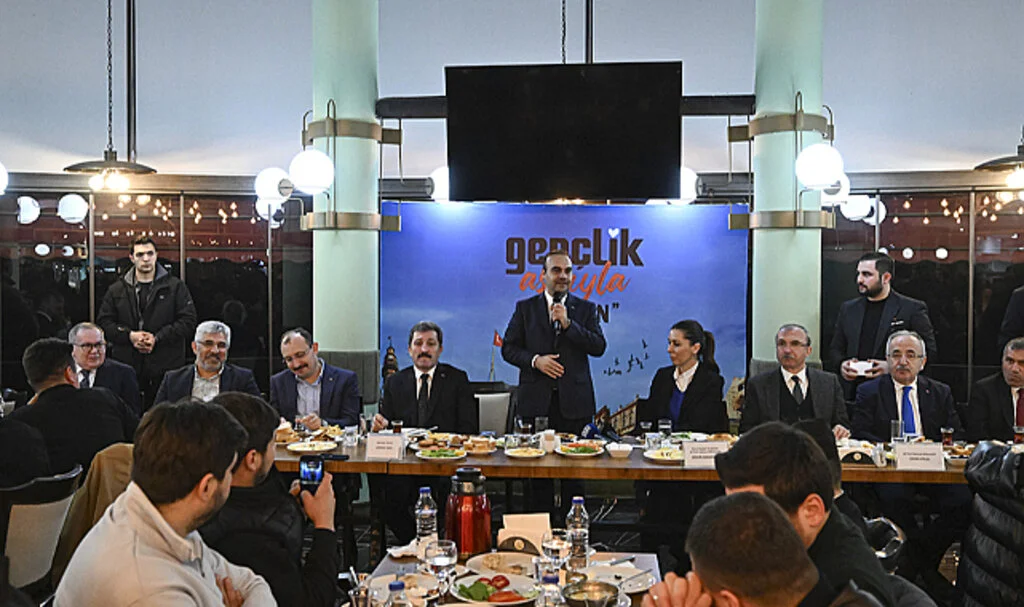Sanayi ve Teknoloji Bakanı Kacır, Samsun'da Gençlerle Sahurda Bir Araya Geldi