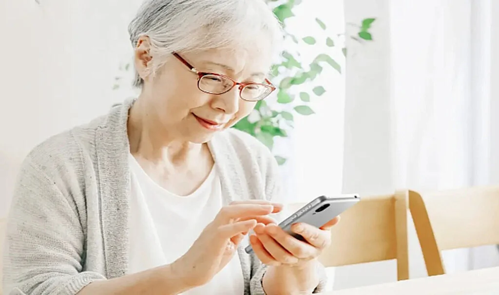 Sharp, Su ve Sabunla Yıkanabilen Özel Yaşlı Telefonunu Piyasaya Sürdü