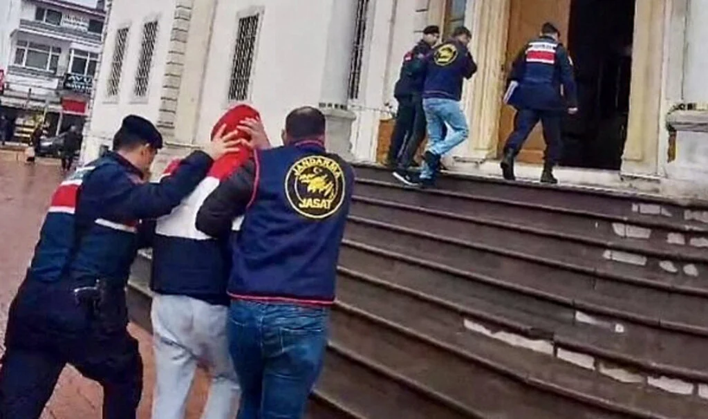 Sinop'ta evden hırsızlık şüphelisi nedeniyle 3 kişi yakalandı