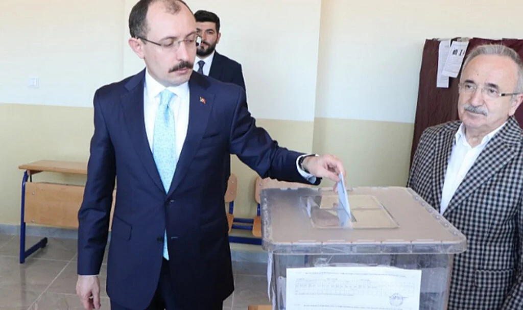 TBMM Plan ve Bütçe Komisyonu Başkanı Muş, oyunu Samsun'da kullandı