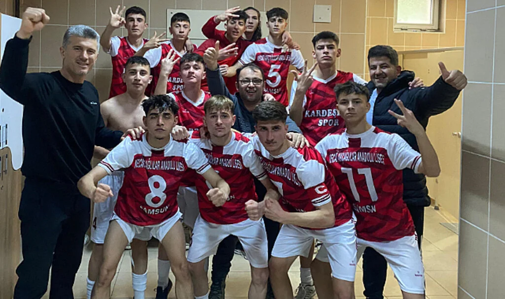 Tekkeköy Necati Akçağlılar Anadolu Lisesi futsal takımı Karabük yolcusu