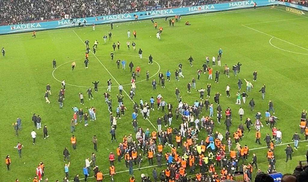 Trabzonspor-Fenerbahçe Maçı Sonrası Olaylada: 12 Kişi Gözaltına Alındı