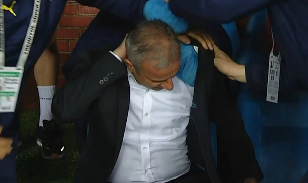 Trabzonspor - Fenerbahçe maçında İsmail Kartal'a su şişesi atıldı