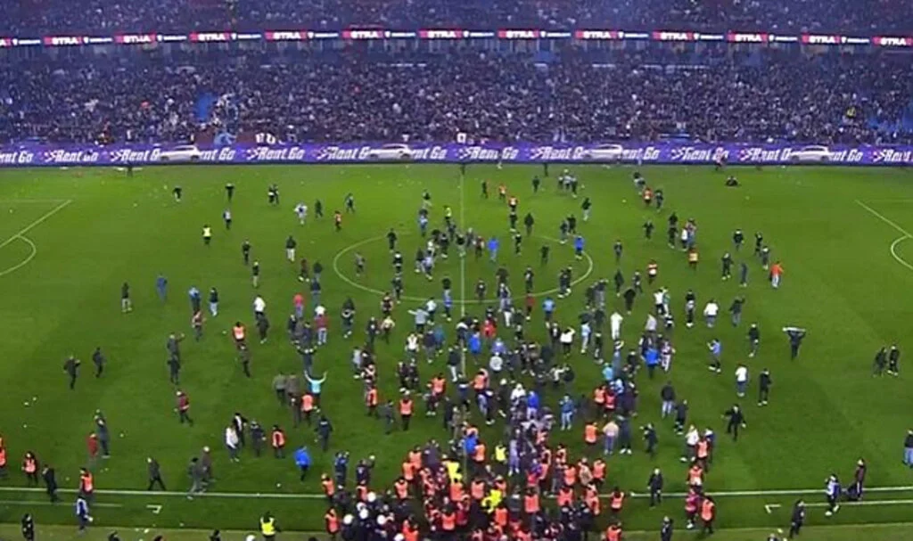 Trabzonspor taraftarı sahaya indi! Fenerbahçeli futbolculara saldırı...