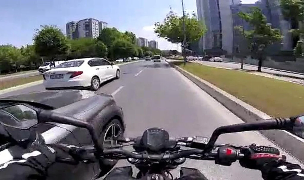 Trafikte Bitmeyen Tartışma: Sürücüler mi Haklı, Motosikletçiler mi?