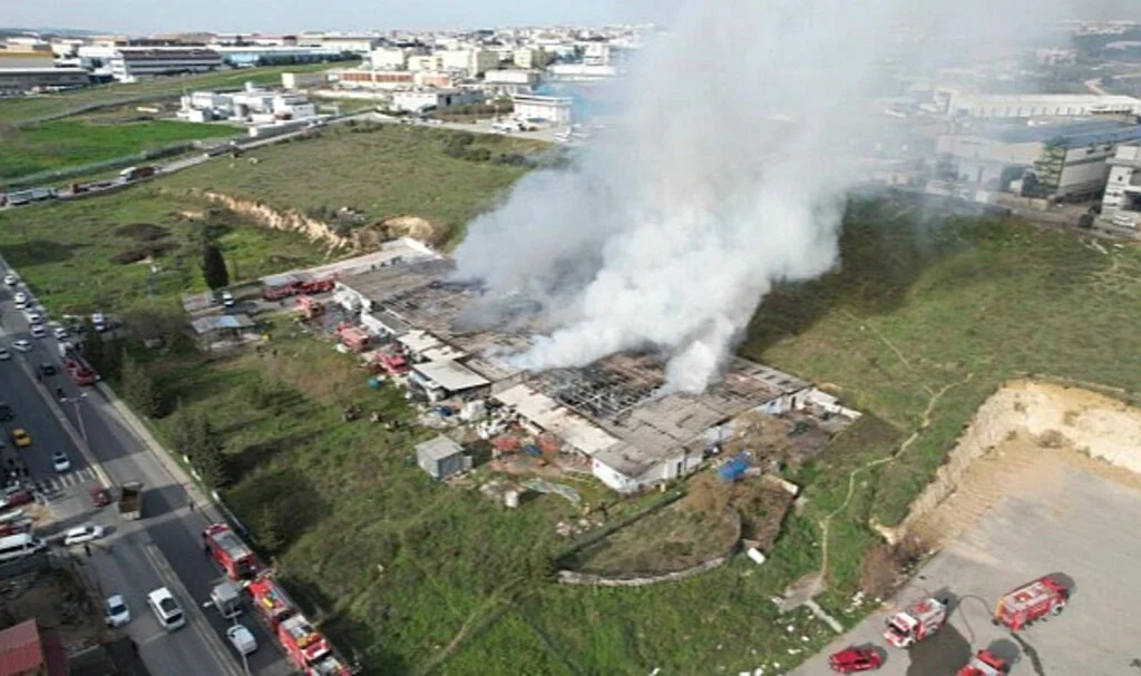 Tuzla'da Dev Fabrikada Çıkan Yangın Kontrol Altında: Kara Dumanlar Gökyüzünü Kapladı