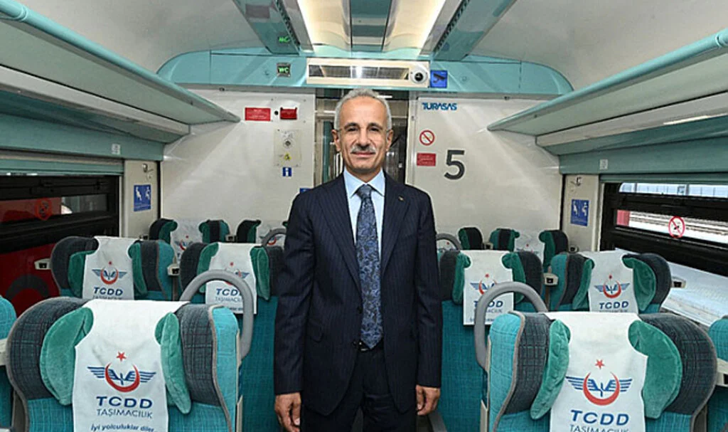 Ulaştırma ve Altyapı Bakanı Uraloğlu: "Emeklilerimize trenlerde indirim uygulayacağız"