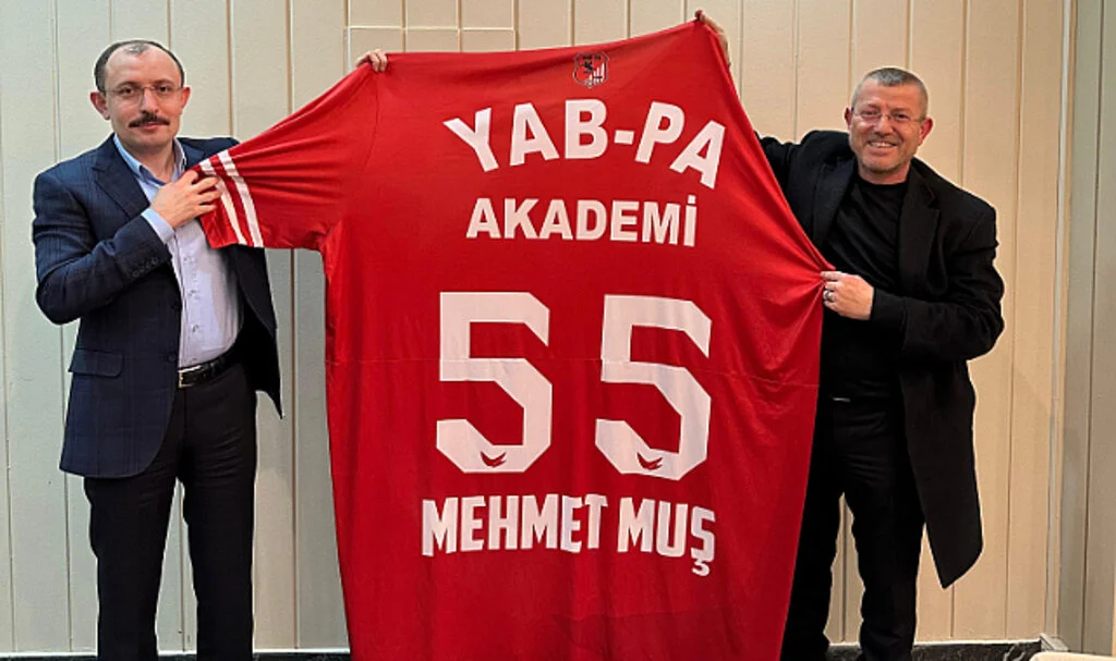 Yab-Pa'dan Mehmet Muş'a dev forma hediyesi