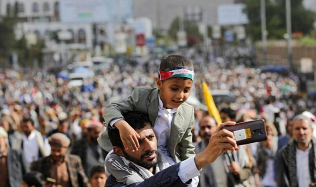 Yemen'de Binlerce Kişi, Gazze'ye Destek İçin Dev Gösteri Düzenledi