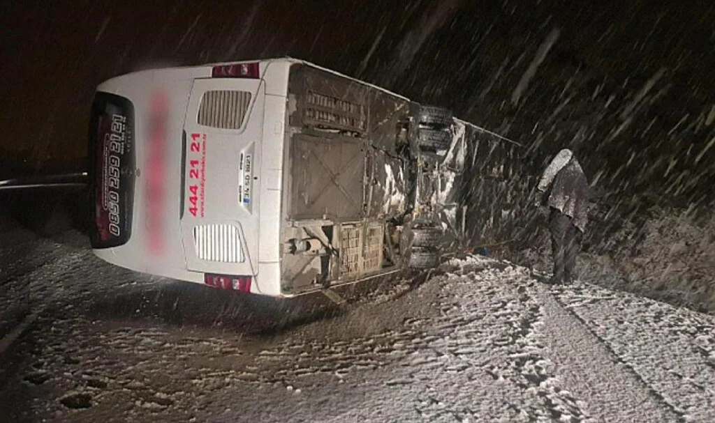 Yolcu Otobüsü Kar Yağışı Nedeniyle Yan Yattı: 16 Yaralı