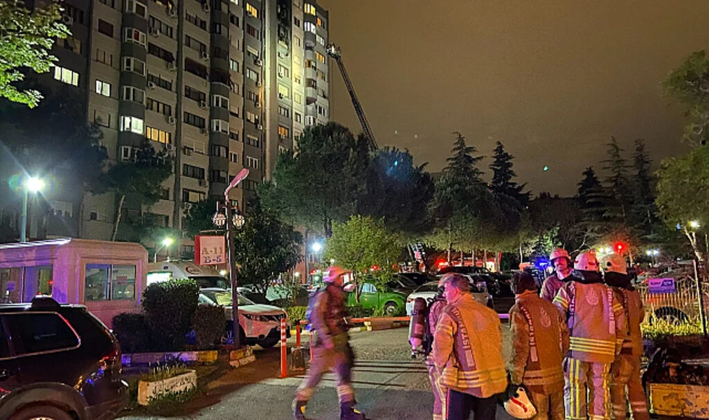 15 Katlı Binada Korkutan Yangın