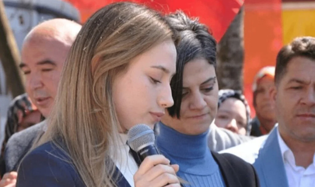 22 Yaşındaki Zeynep Çelik, Türkiye'nin En Genç Belediye Başkanı Oldu
