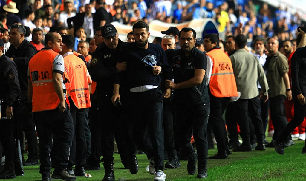 Adana Demirspor - Kayserispor maçı sonrası ortalık karıştı! 
