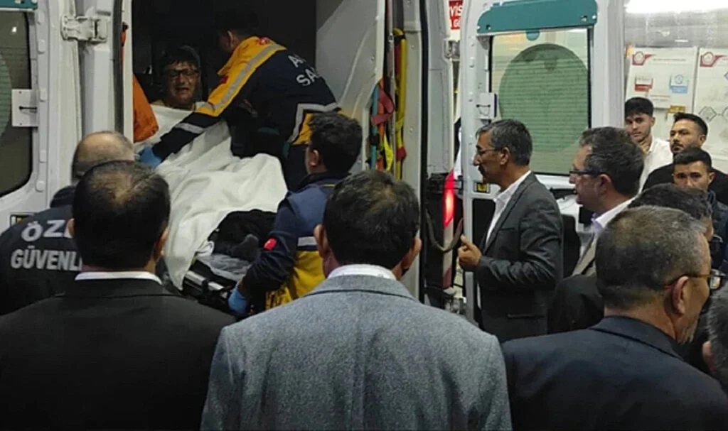 AK Parti İlçe Başkanının Çalışanı Bıçaklandı CHP Adayının Eşi Tutuklandı